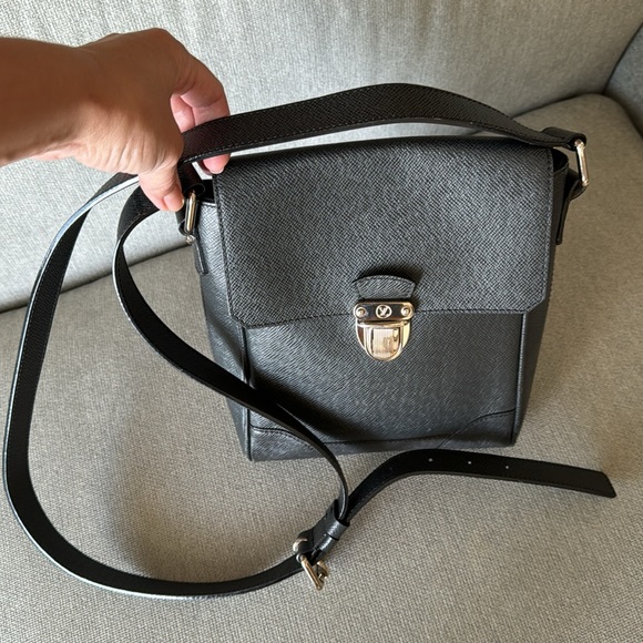 LOUIS VUITTON Men’s  shoulder bag 🔝 Black -  Granulated Calf Leather 🔝 - Picture 1 of 11